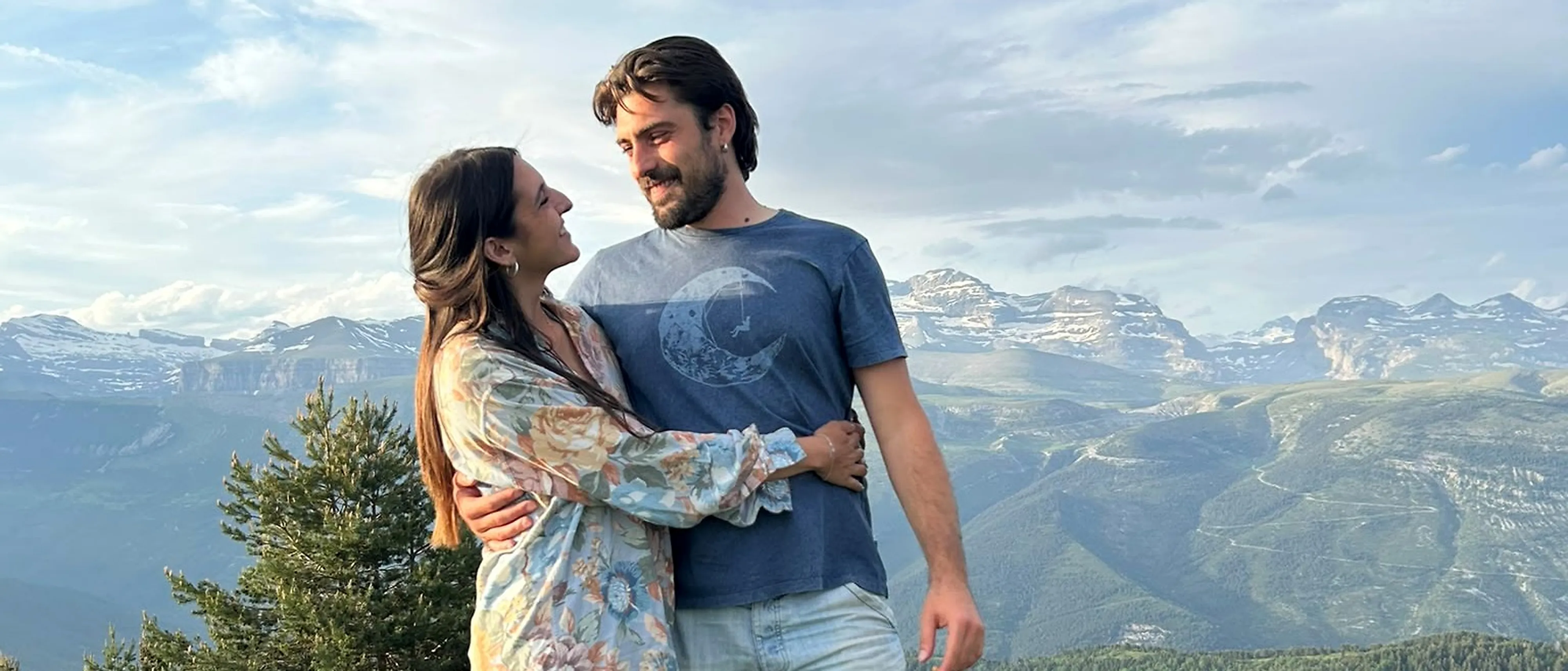 Elisa y Pedro abrazados frente a las montañas del Pirineo